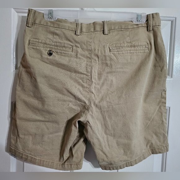 Old Navy Flat Front 7" Shorts Size 33 Khaki Chinos 5 Pockets Ultimate Slim - Picture 3 of 6